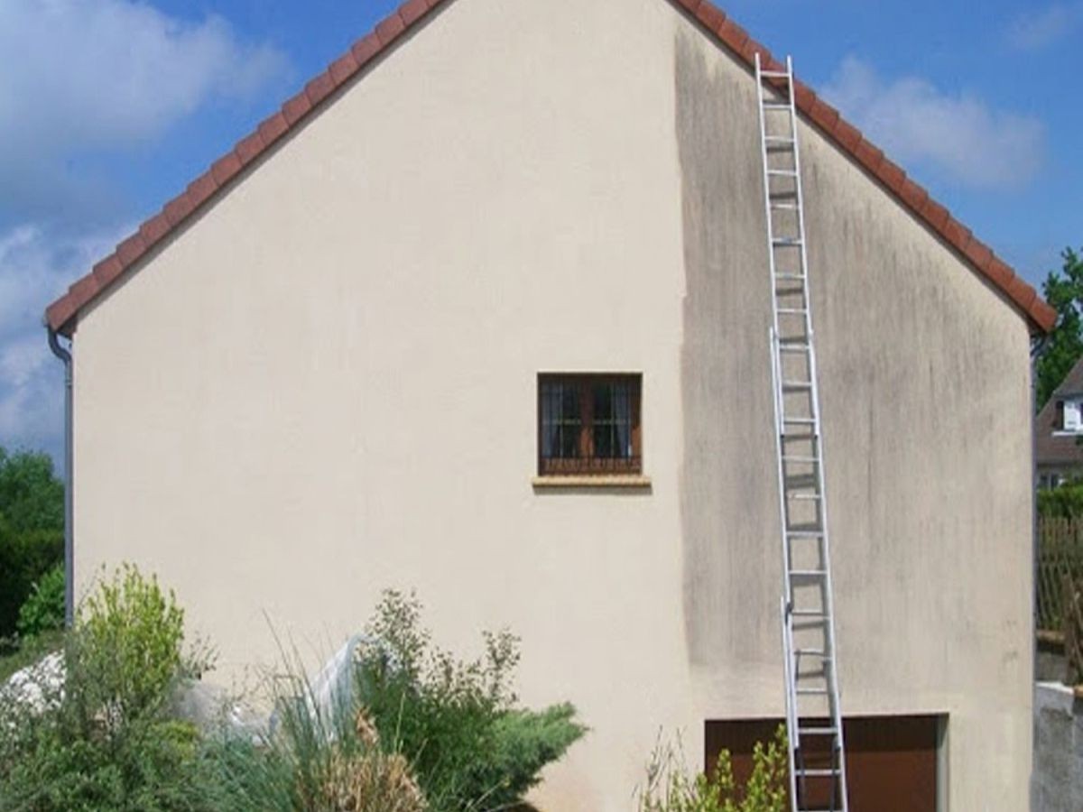 Pignon comparé : partie nettoyée beige claire, autre couverte de coulures sombres, échelle alu et fenêtre grillagée.