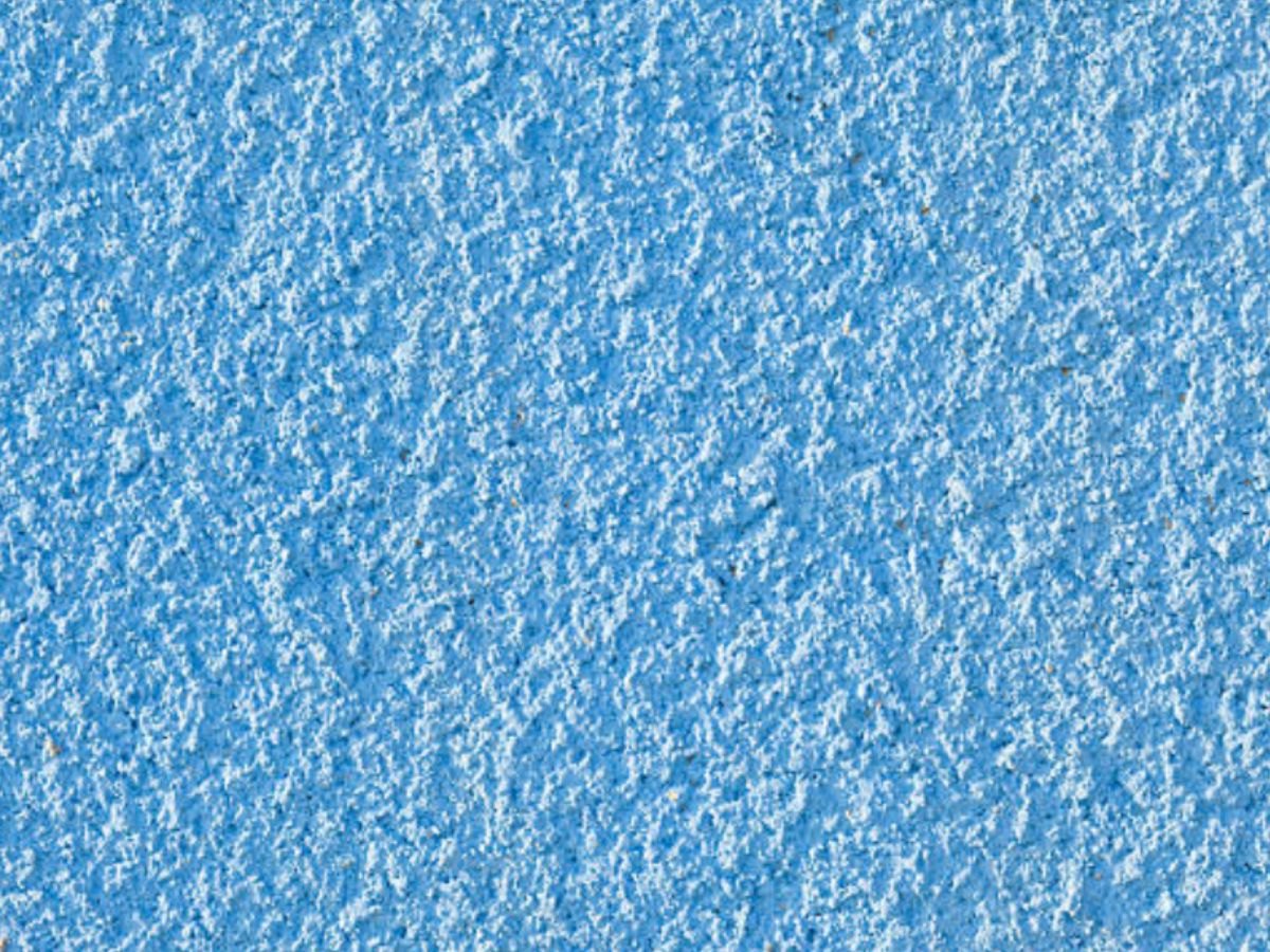 Gros plan d'un crépi bleu clair.